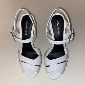 Gianni Bini size 7 white heels